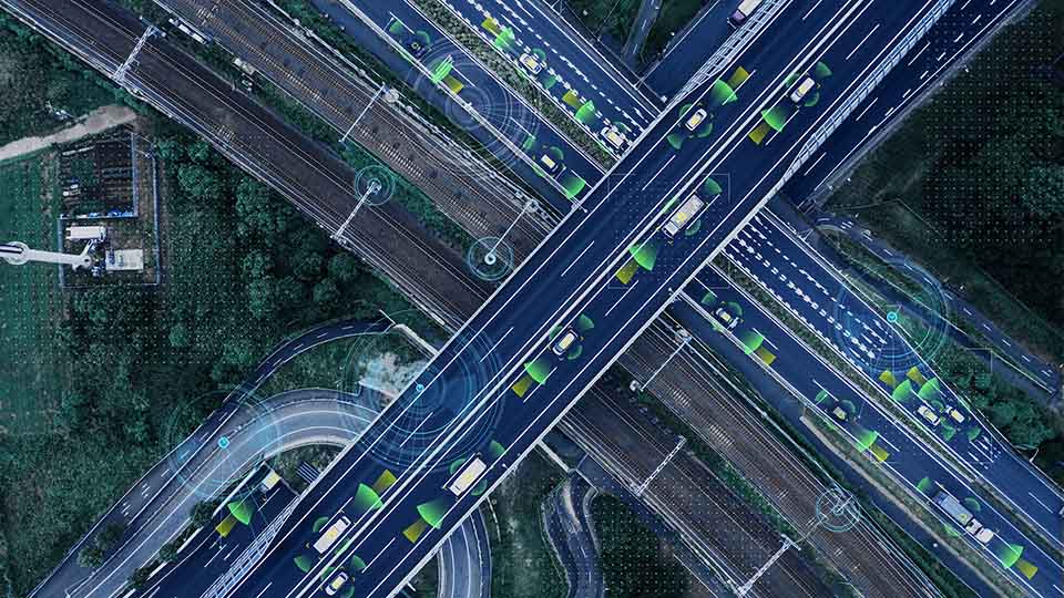 Bild aus der Vogelperspektive von vernetzten Straßen und Fahrzeugen