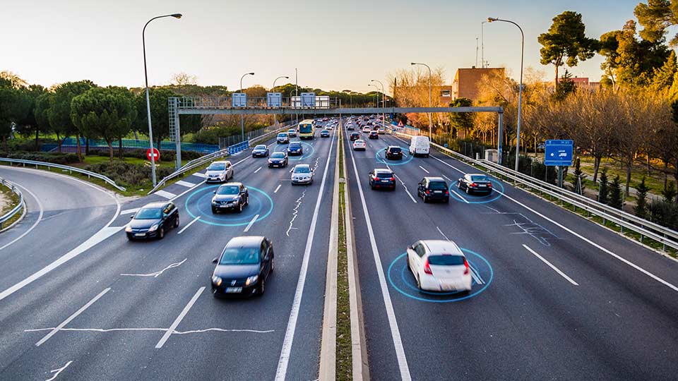 Autos auf Autobahn mit Symbol für Vernetzung