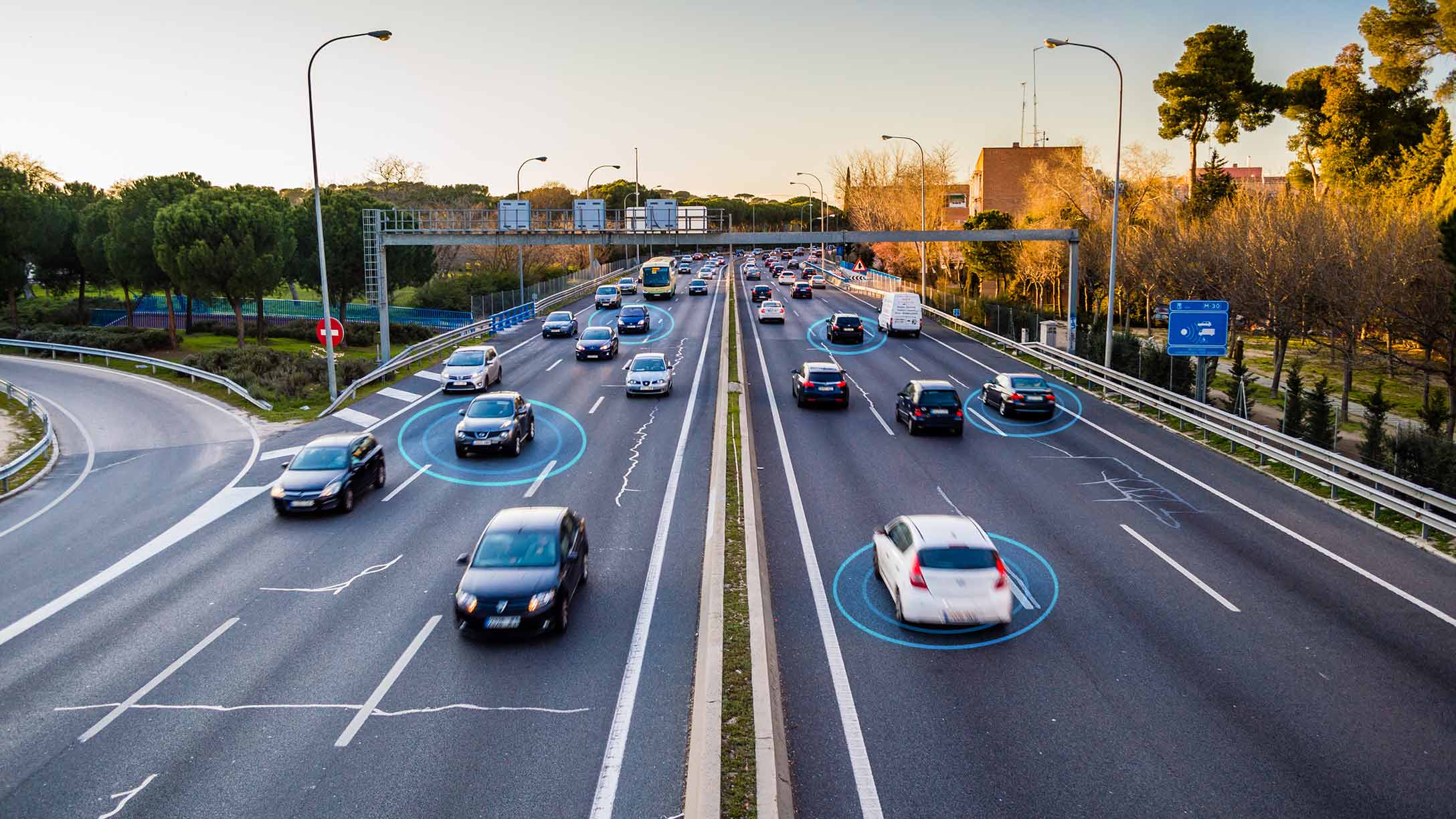 Autos auf Autobahn mit Symbol für Vernetzung