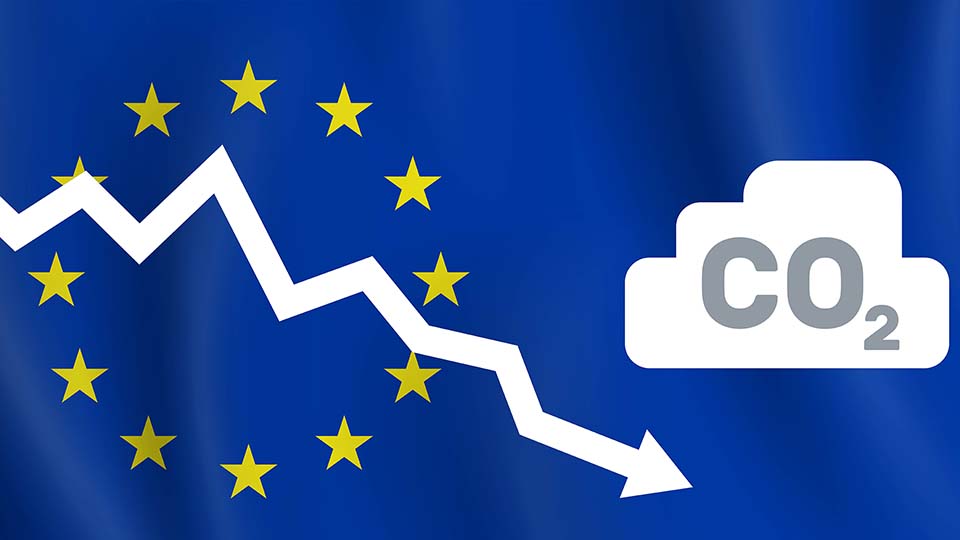 Pfeil nach unten mit Wolke und CO2 Symbol mit europäischer Flagge im Hintergrund.