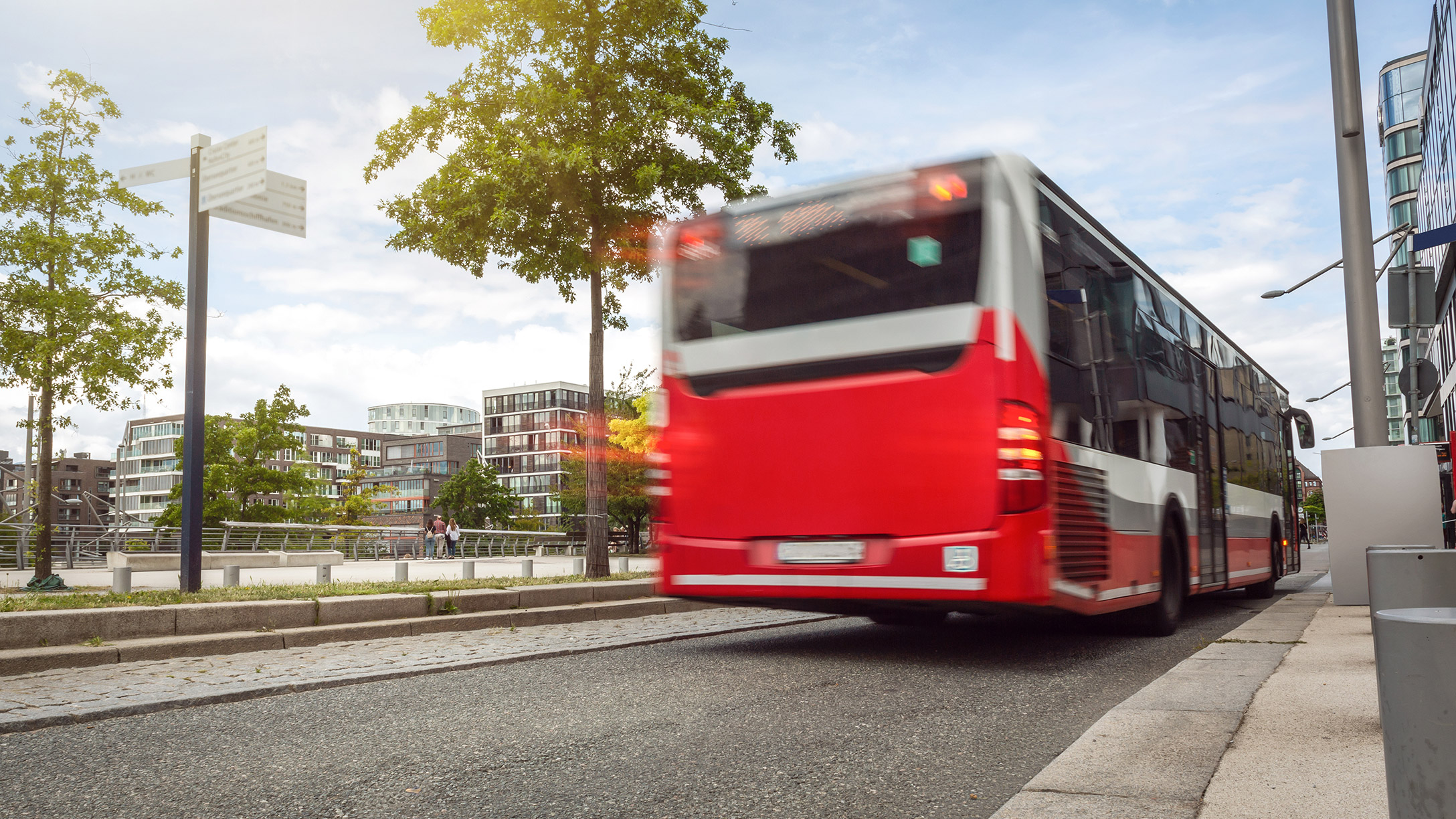 roter wegfahrender Bus