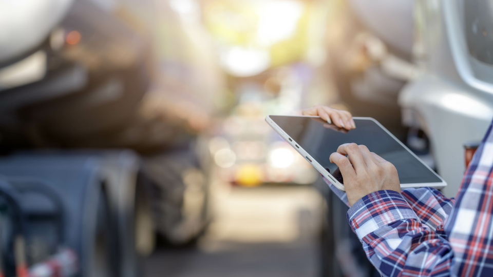 Flottenmanagerin nutzt Tablet zur digitalen Fahrzeuginspektion.