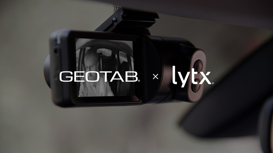 Logo von Geotab und Lytx und im Hintergrund ein Foto einer Dashcam.