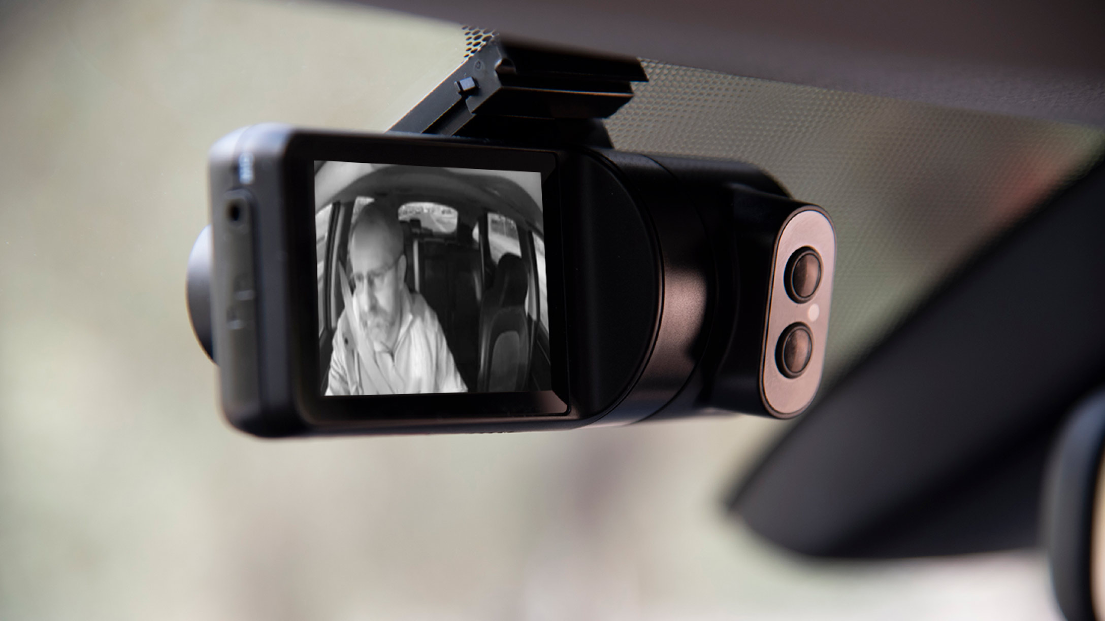 Ein Foto einer Dashcam auf dem ein Fahrer zu sehen ist.