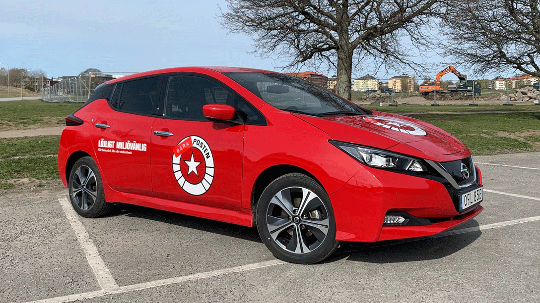 Image of a parked red electric vehicle with the Bara Posten logo on the side door.