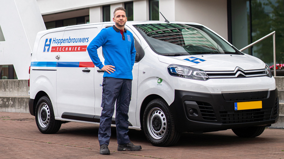 Homme devant une camionnette blanche