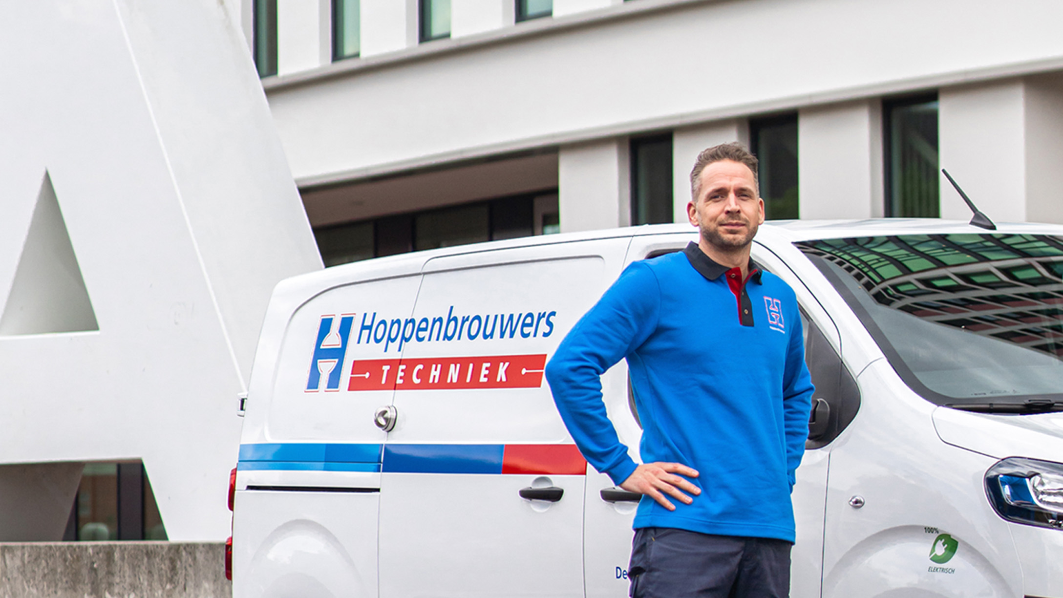 Homme devant une camionnette blanche