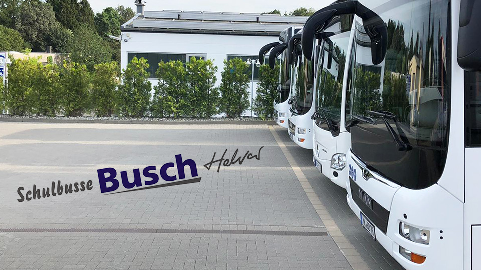 Weiße Busse auf Parkplatz