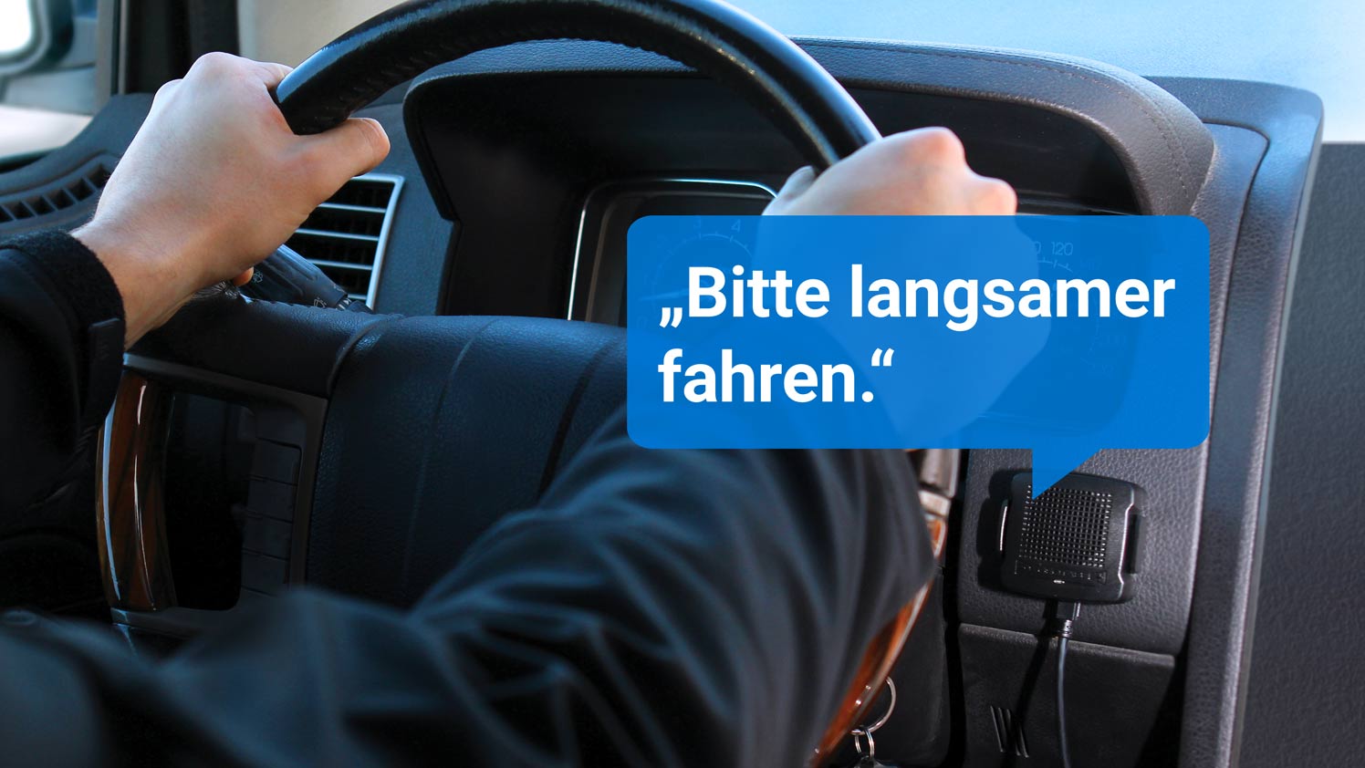 Blaue Sprechblase mit GO TALK-Aufforderung zum Langsamfahren.