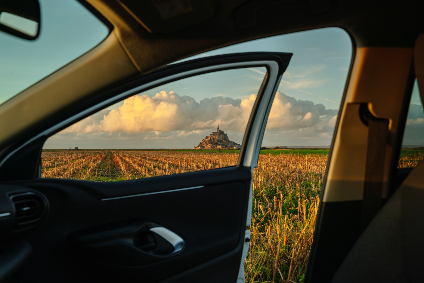 puerta de vehículo abierta con paisaje
