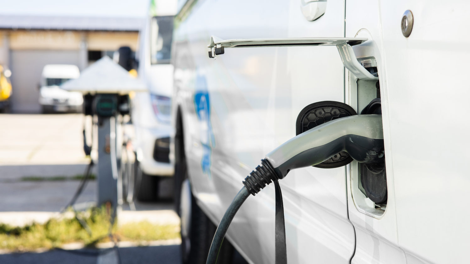 furgoneta eléctrica enchufada a un cargador