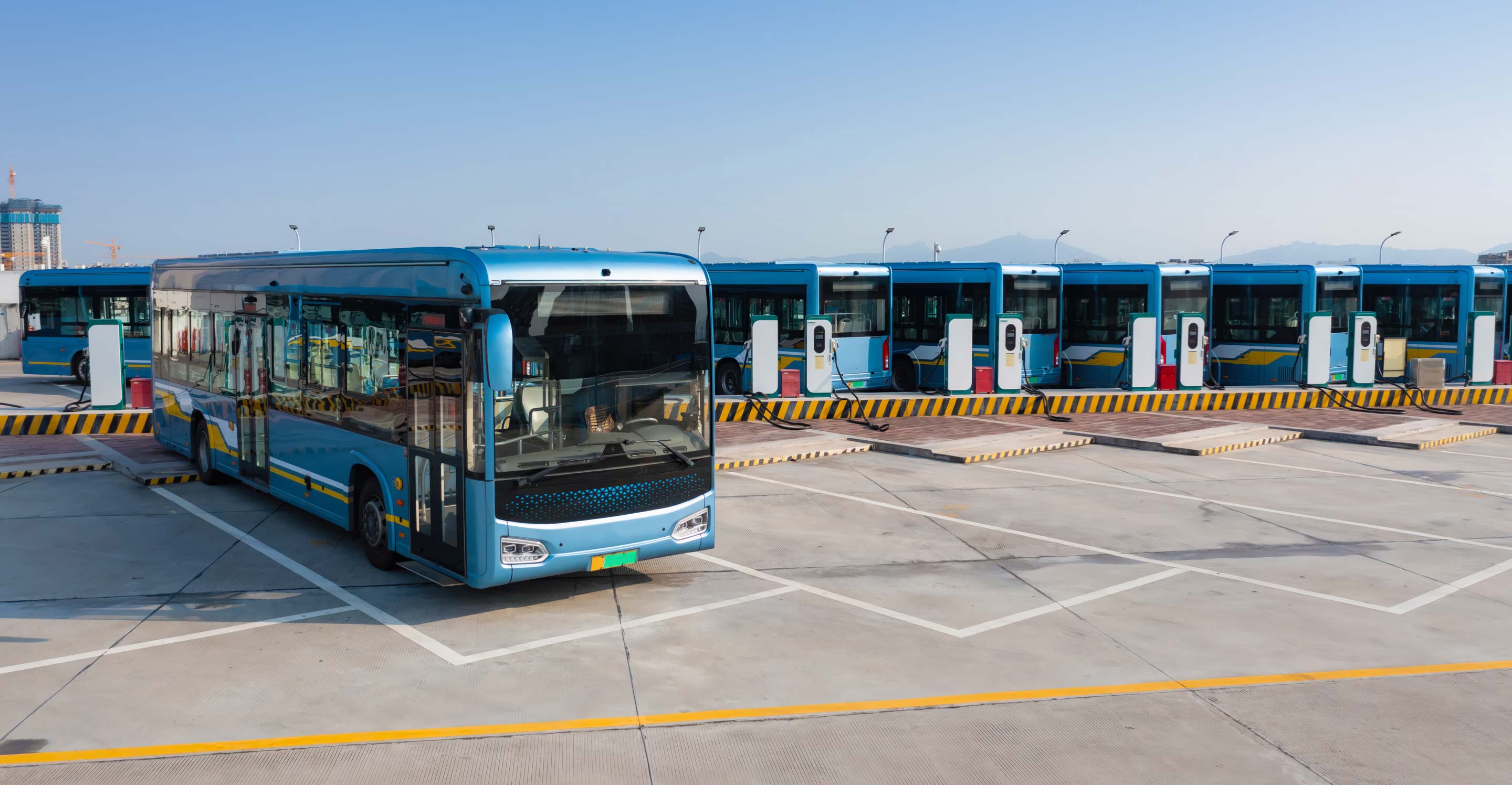 autobuses eléctricos aparcados en la estación