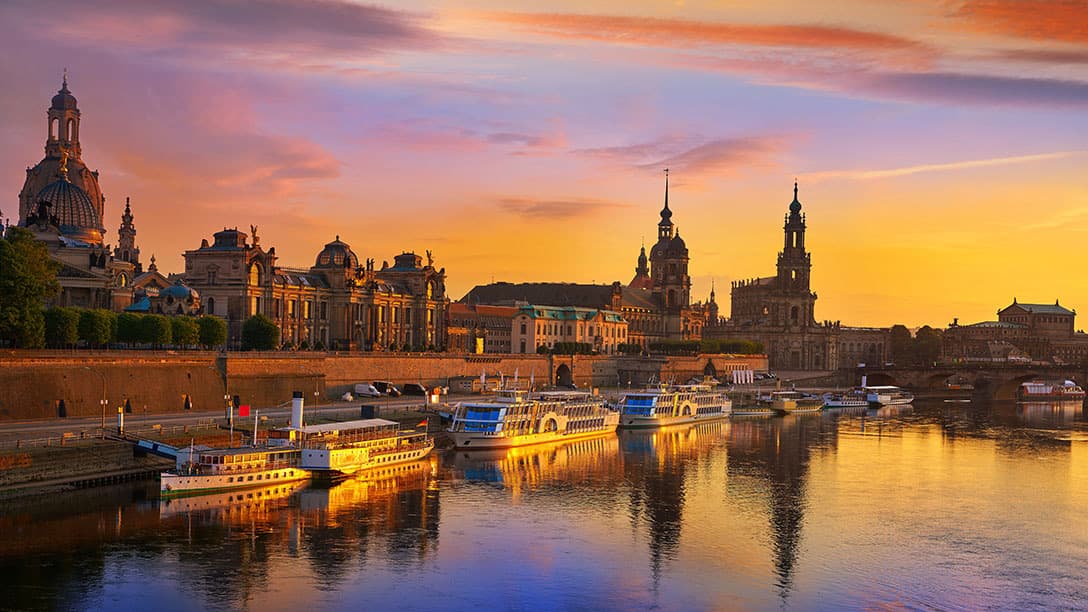 Atardecer. Edificios históricos y barcos en un canal 