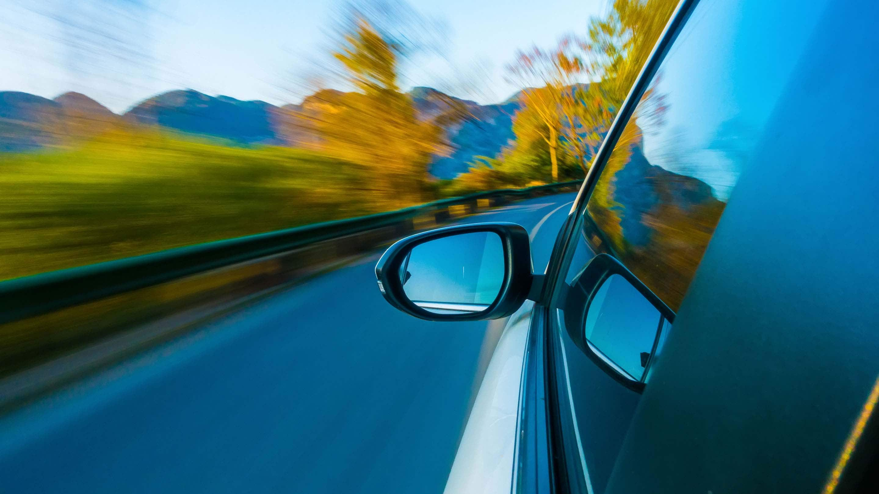 retrovisor de un coche en movimiento