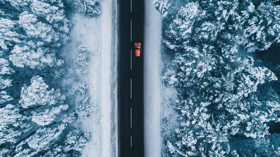 vehículo en una carretera con nieve