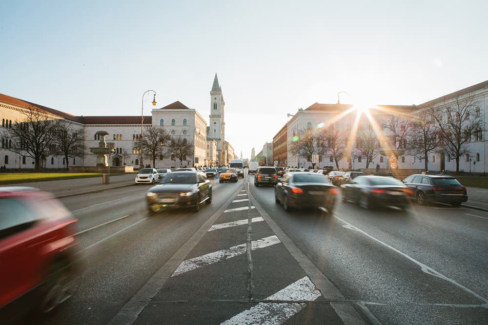 Calle de una ciudad con coches a ambos lados