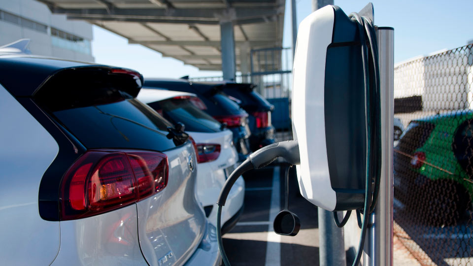 Coche eléctrico enchufado