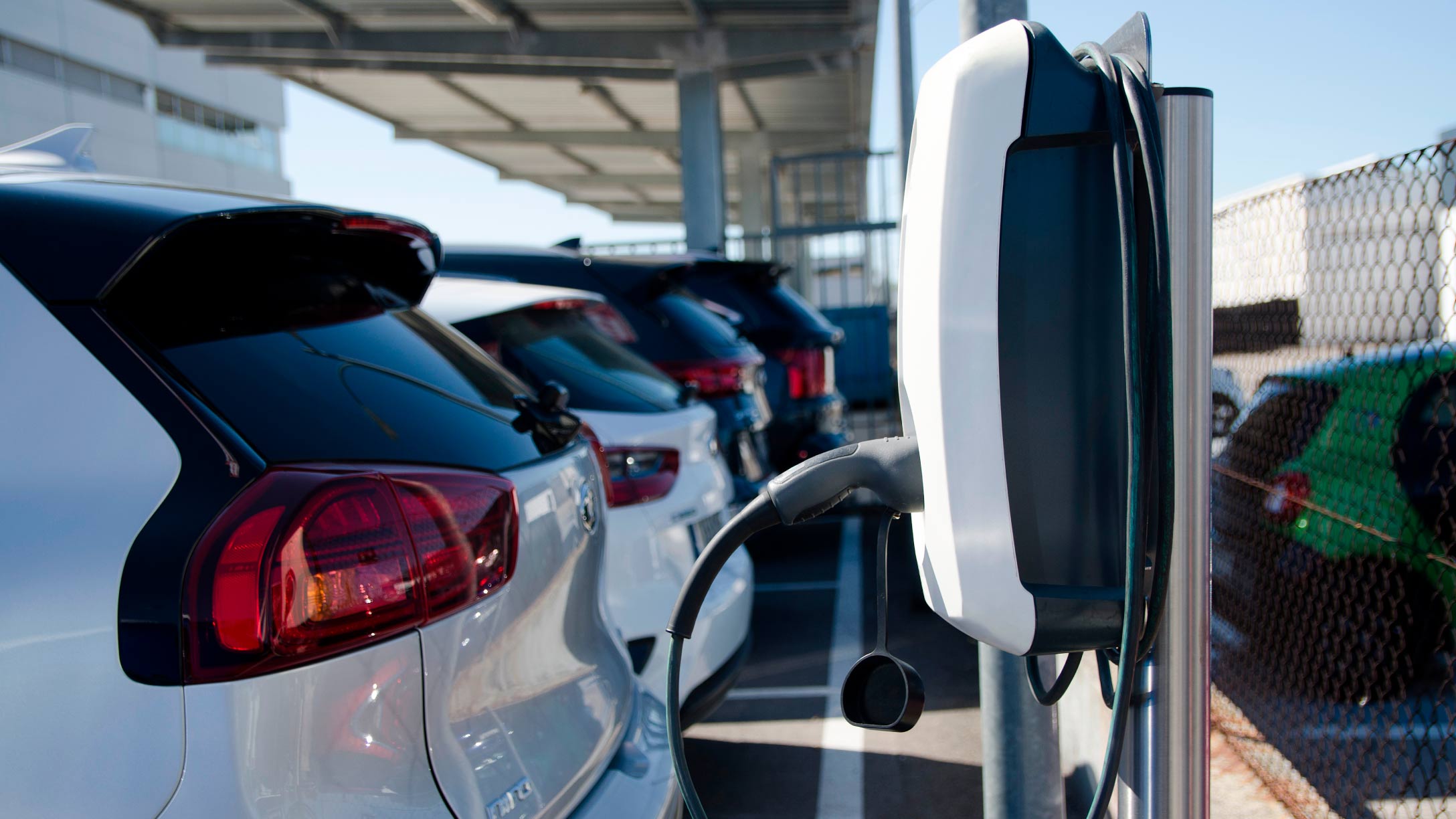 Coche eléctrico enchufado