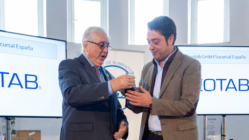 geotab receiving award food bank madrid