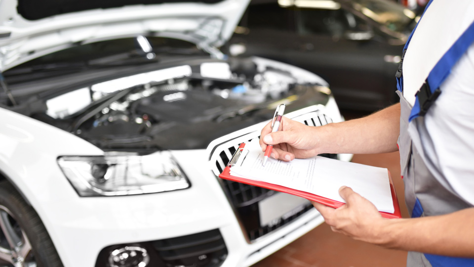 inspeccion de vehiculo blanco