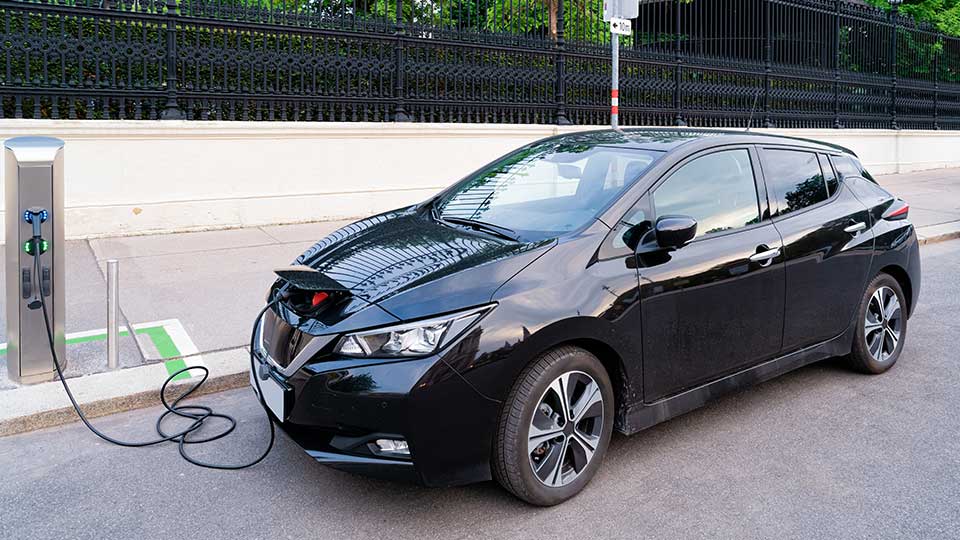 Coche eléctrico negro en un punto de carga