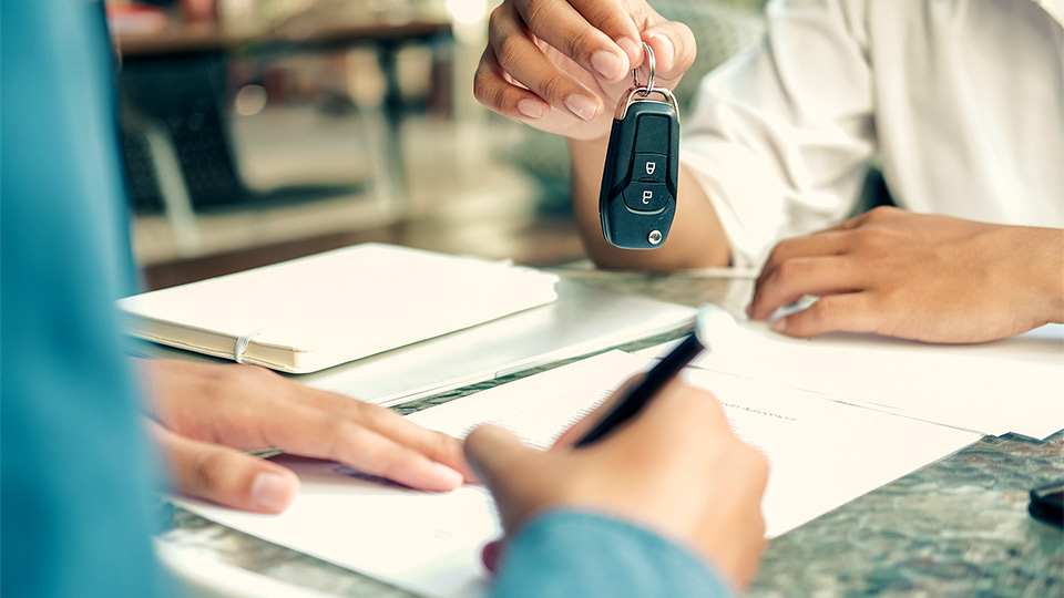 Persona firmando un contrato de leasing