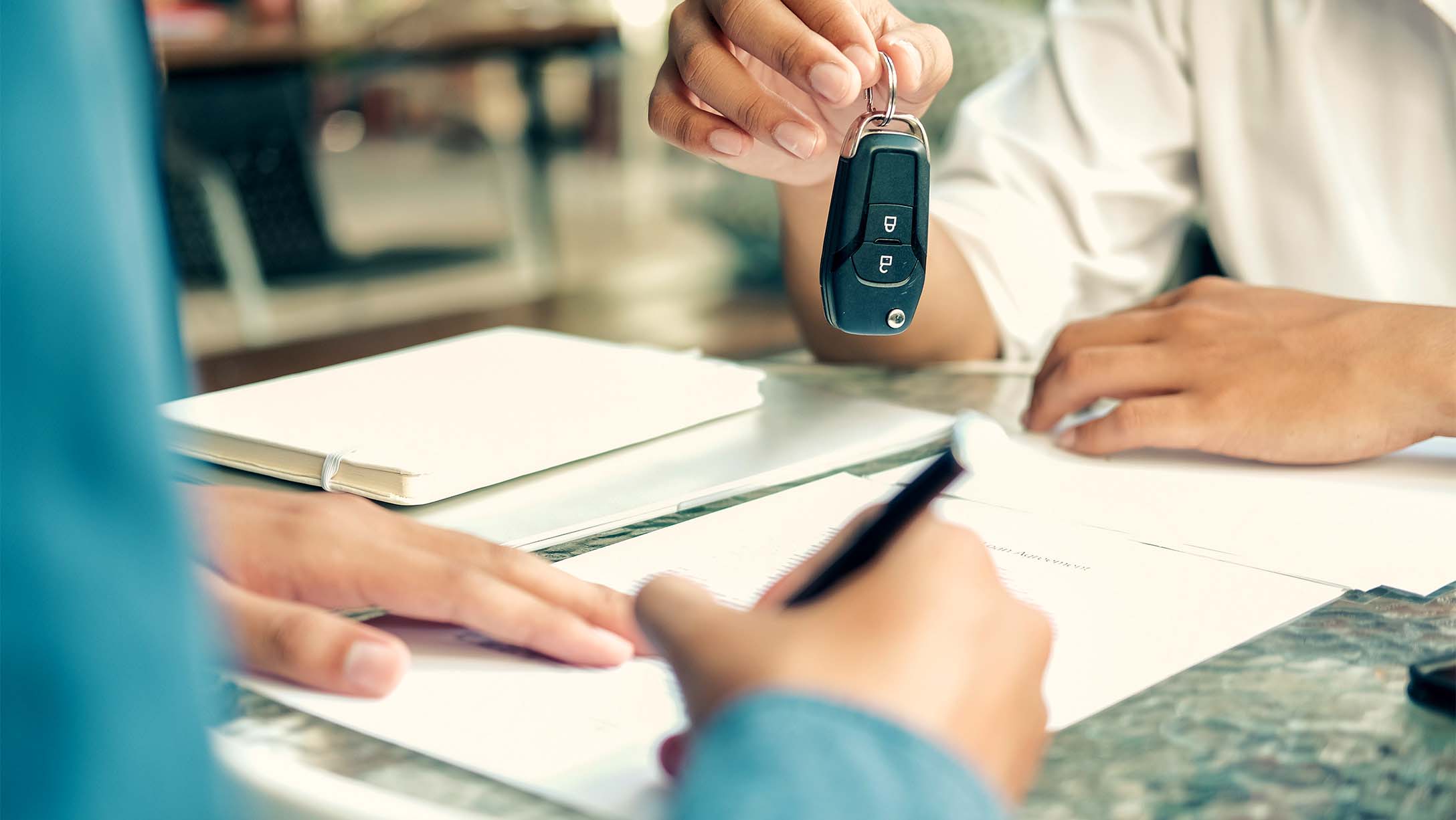 Persona firmando un contrato de leasing