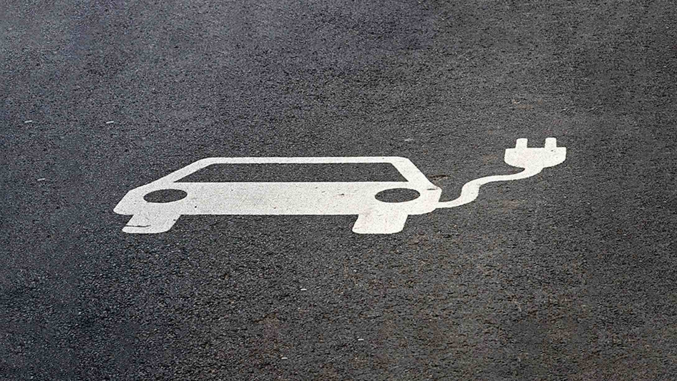 vehículo eléctrico dibujado en el asfalto 