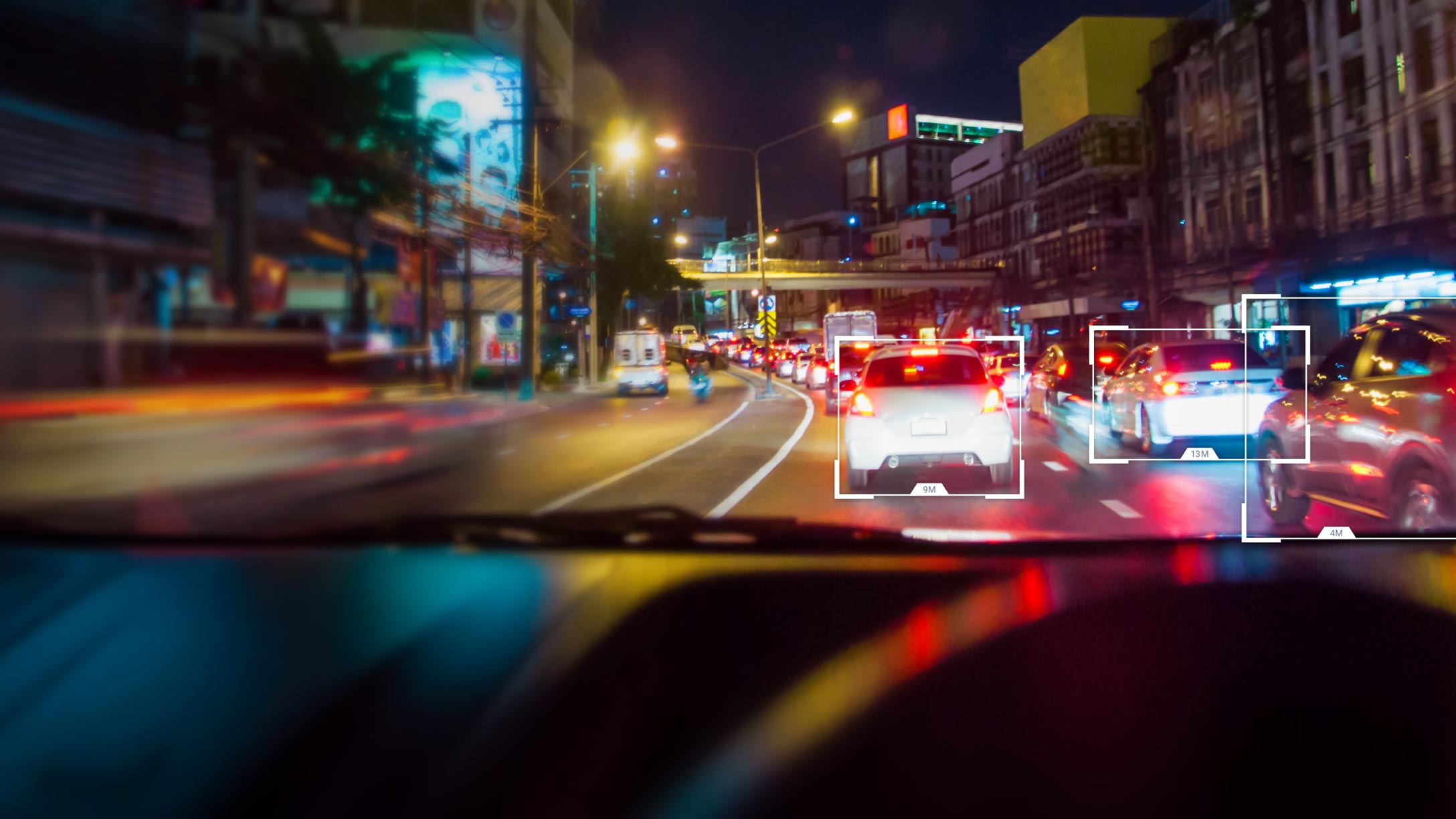 vehículo en una carretera de noche