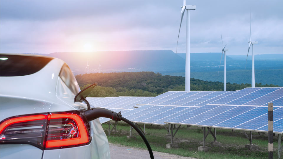 imagen de coche eléctrico con placas solares de fondo 