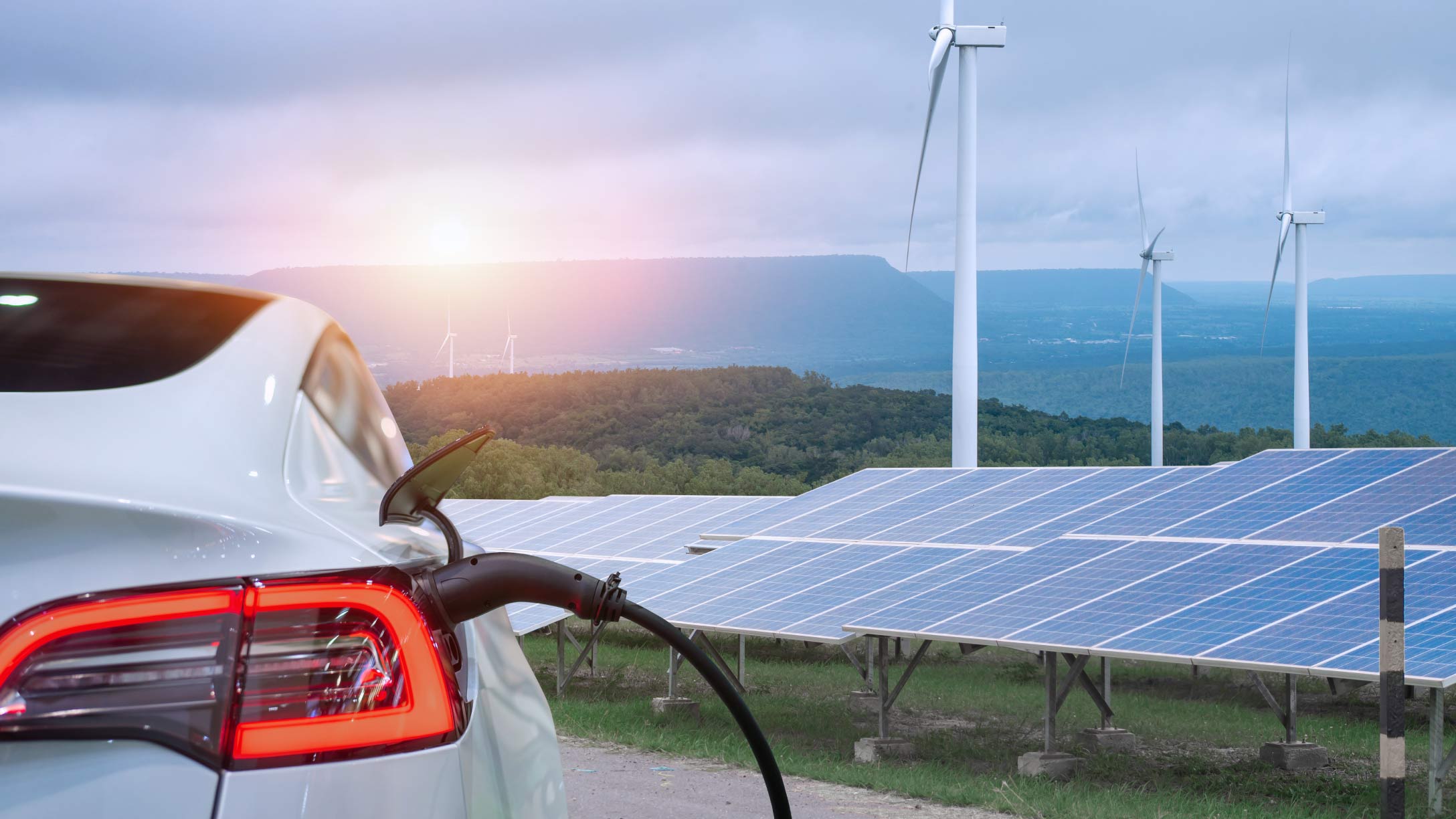 imagen de coche eléctrico con placas solares de fondo 