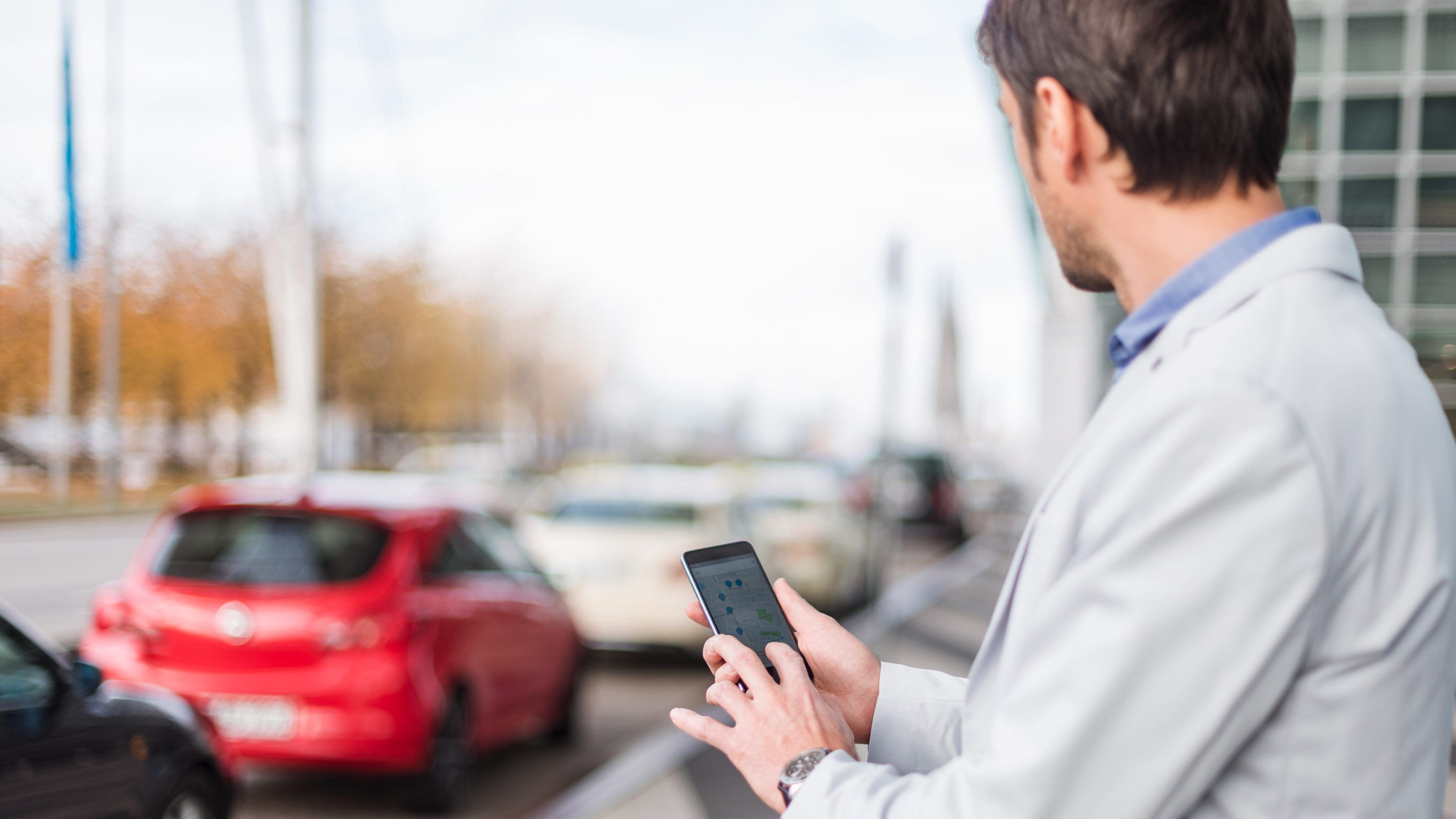 hombre esperando con un teléfono en la mano