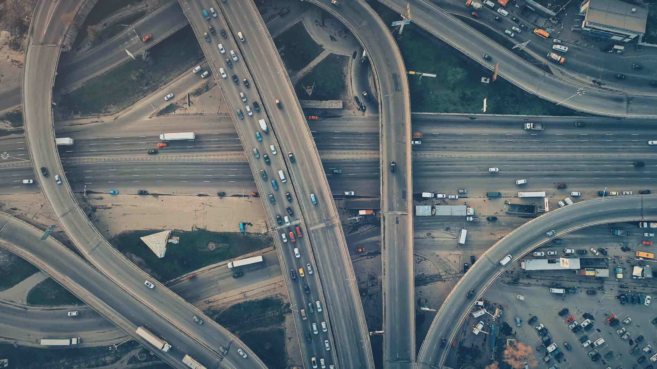 Coches dentro de autopista