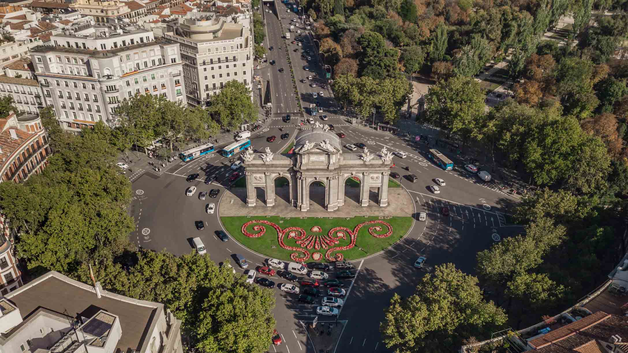 Así funcionan las pegatinas de la DGT obligatorias para entrar en coche al  centro de Madrid