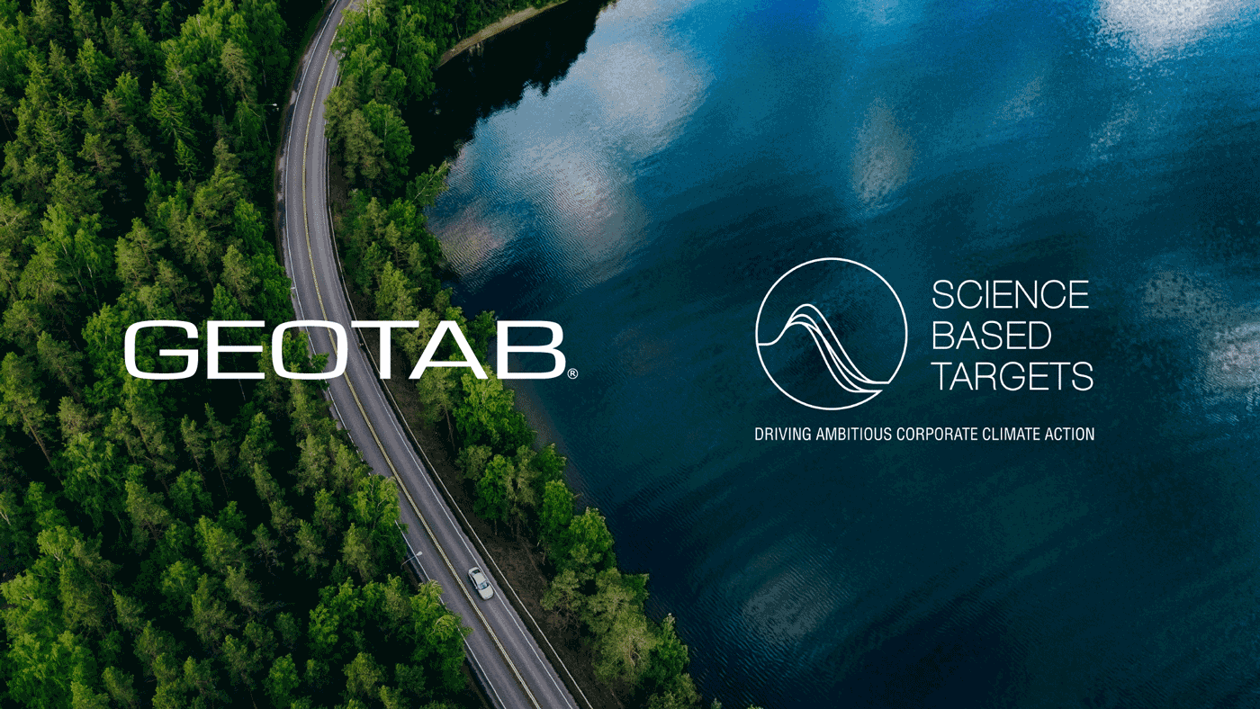 carretera cerca de un lago con logo geotab