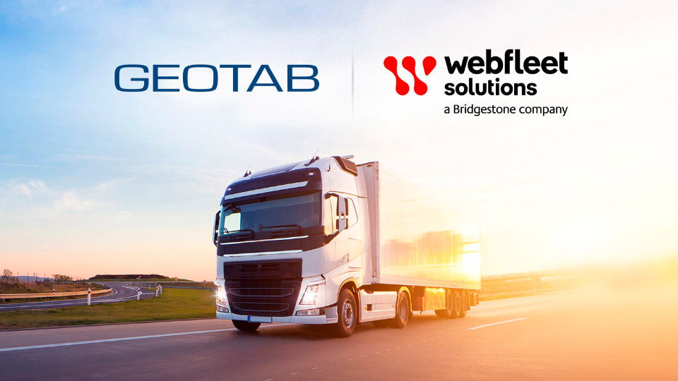 Ein Lkw mit Anhänger fährt auf einer Kurve neben den Logos von Geotab und Webfleet Solutions.