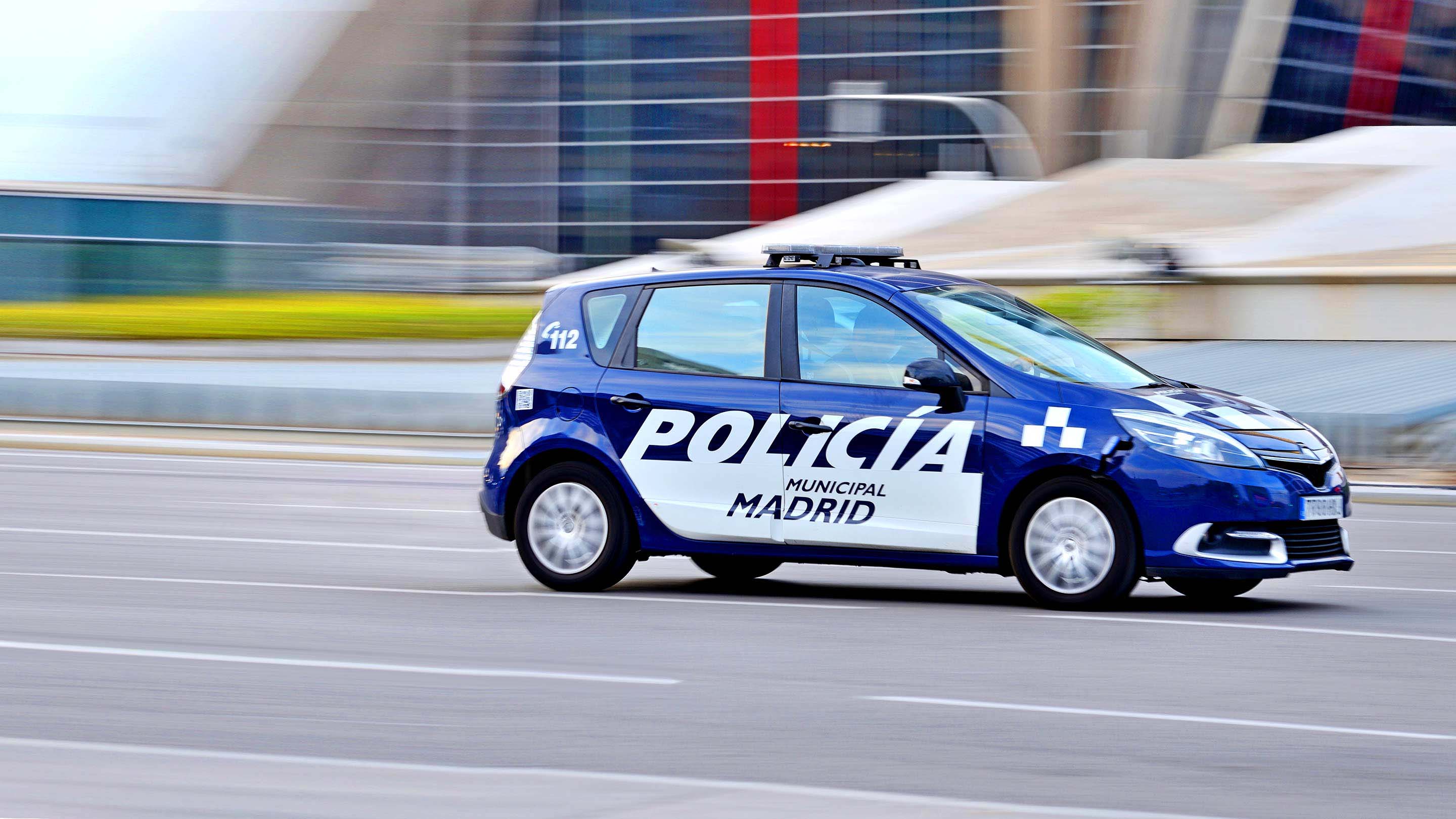 Coche de la policía municipal de Madrid circulando por la carretera