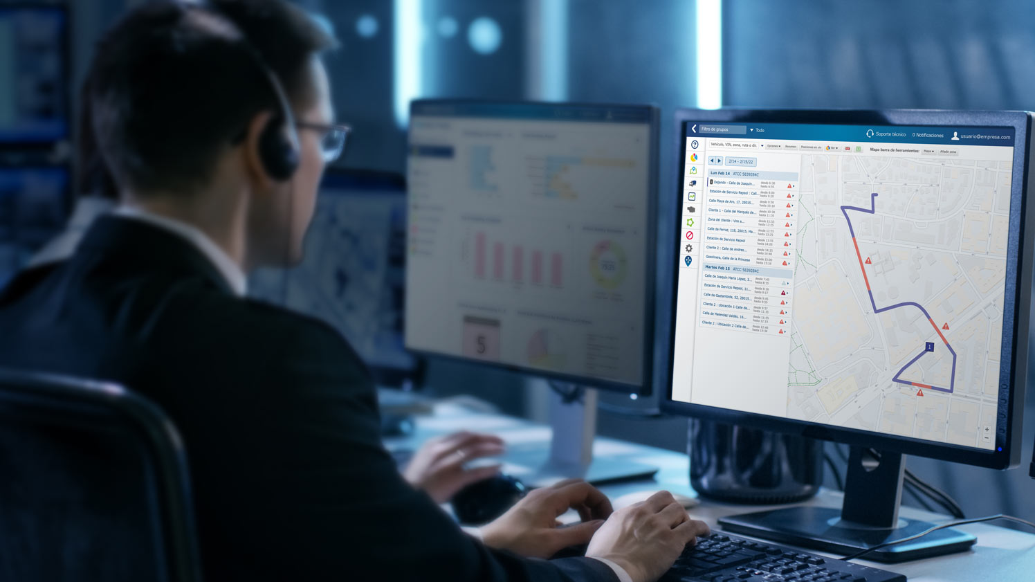 Hombre navegando por el panel de gráficos de MyGeotab en un monitor de ordenador