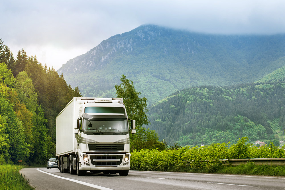 camion roulant sur une route