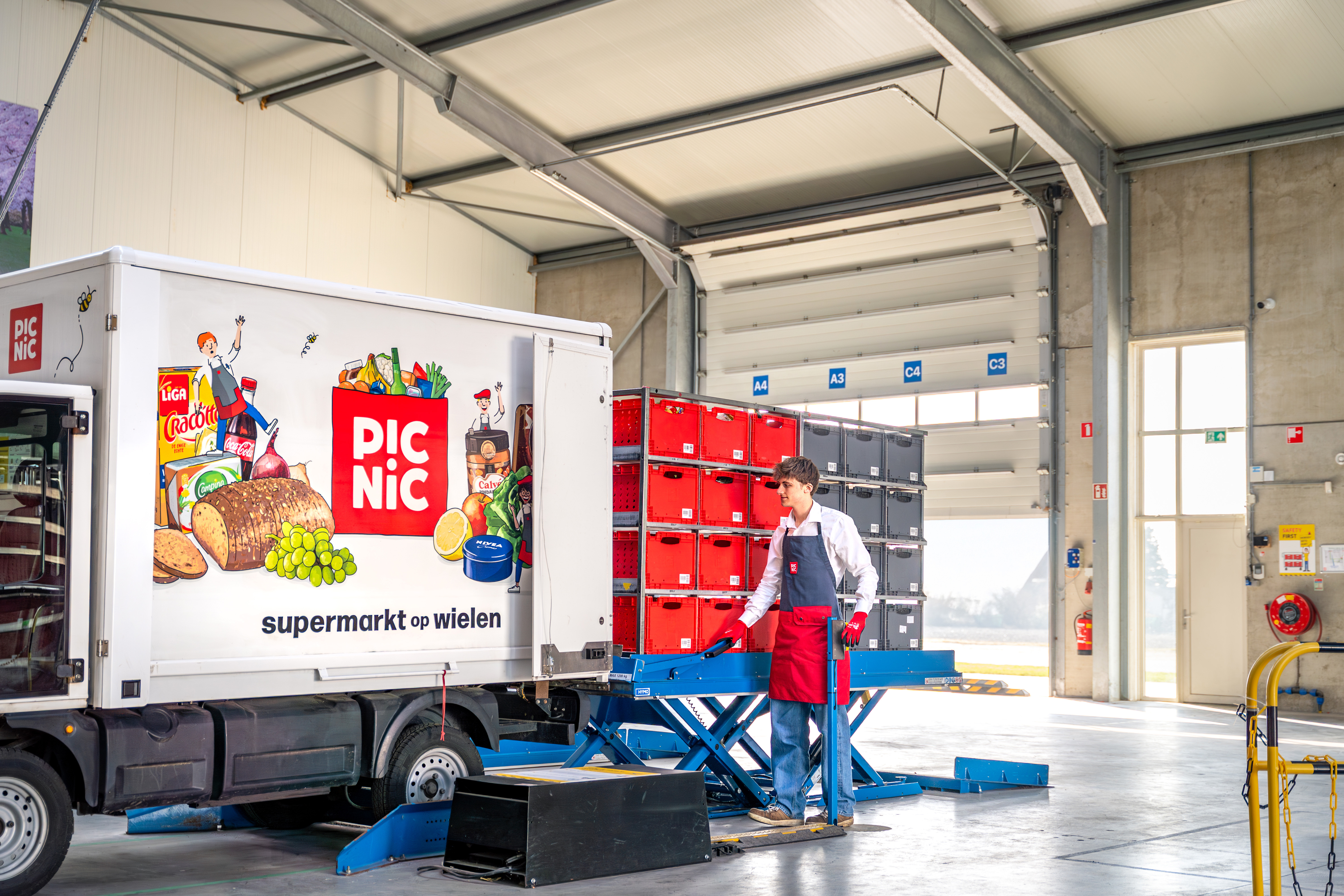 Camion di consegna Picnic con lavoratore che sposta attrezzature
