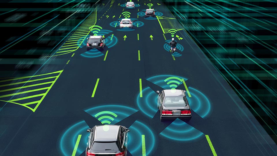Imagen digital de vehículos circulando en una autopista, con líneas de connexión wi-fi