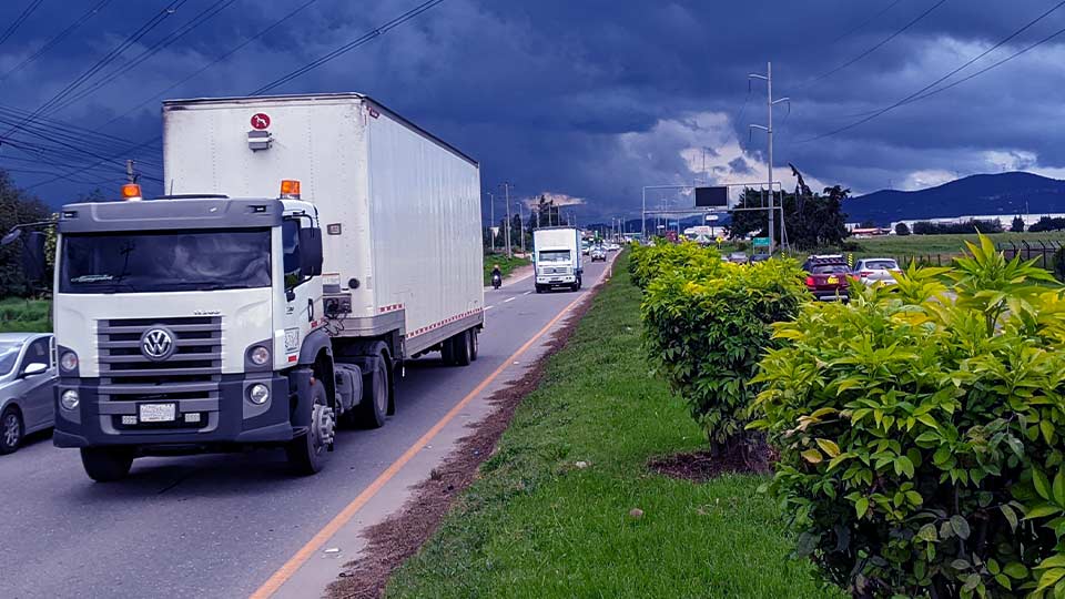 Imagen de camión blanco en carretera, con otros vehiculos alrededor