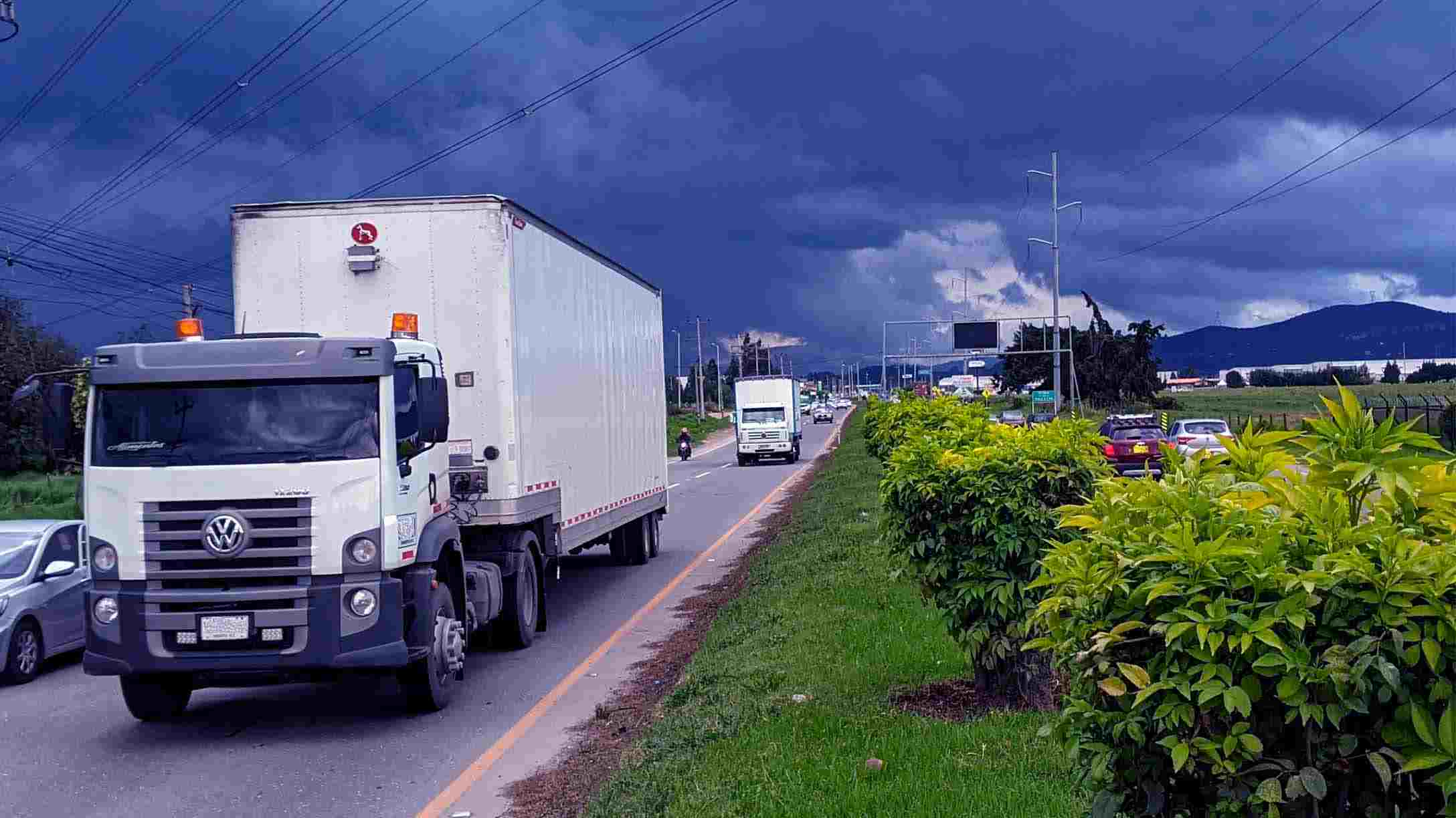 Imagen de camión blanco en carretera, con otros vehiculos alrededor