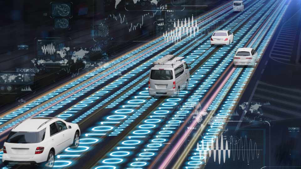 Imagen digital de vehículos conduciendo sobre una autopista de códigos 0 y 1, con información estraída de éstos