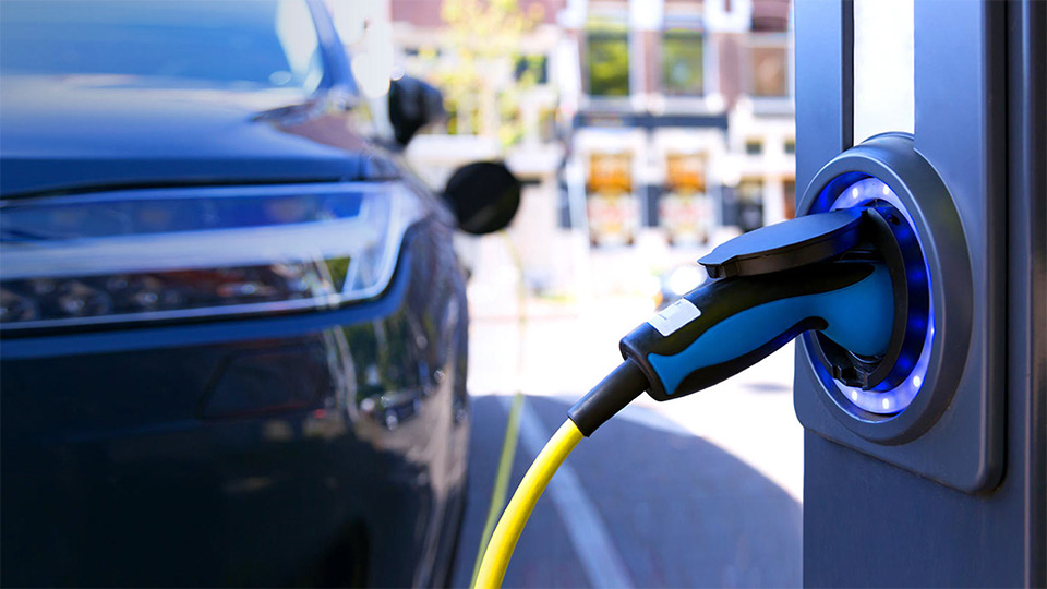 Vehículo eléctrico cargando en estación de carga