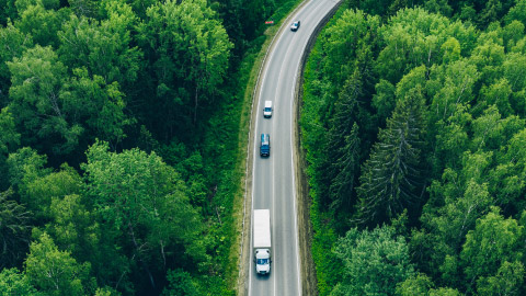 autos en la carretera