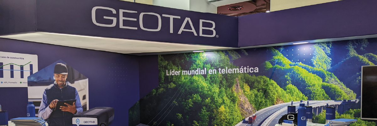 Foto del stand de Geotab en Colfecar con datos y dispositivos GO.