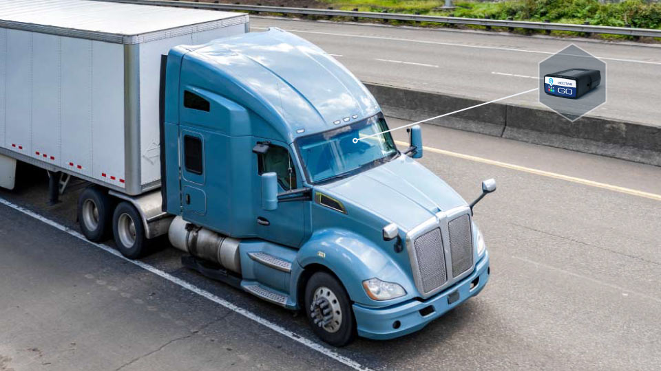 Foto de un camión pesado azul con un icono del dispositivo GO en la parte derecha.