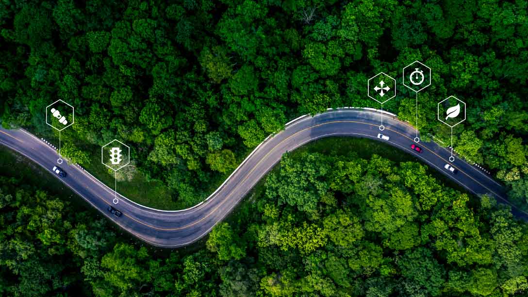 Foto de una carretera en un bosque con vehículos y símbolos de datos.