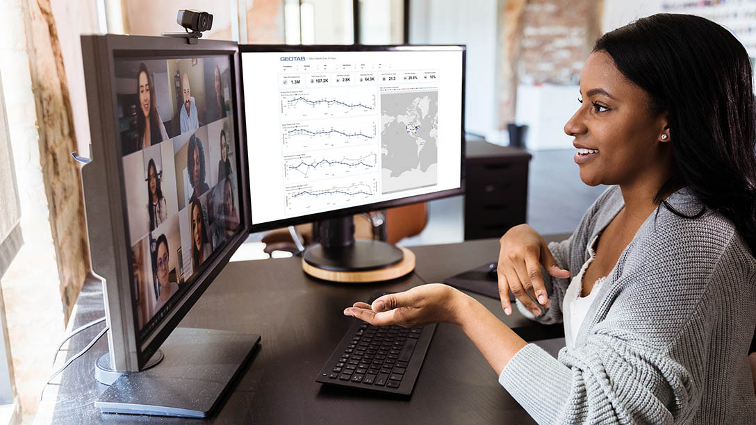 Foto de una mujer frente una computadora con datos.